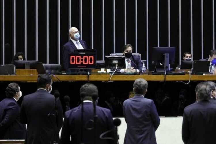 Câmara Federal aprova texto-base da PEC que adia eleições municipais