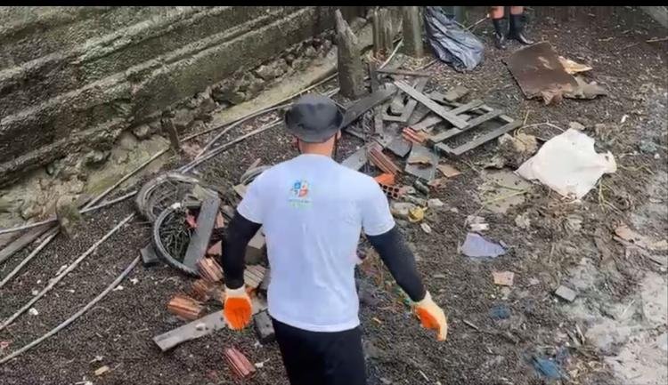 Ação ambiental no Porto da Rampa do Açaí: Equipes trabalham na limpeza e educação às margens do Rio Amazonas