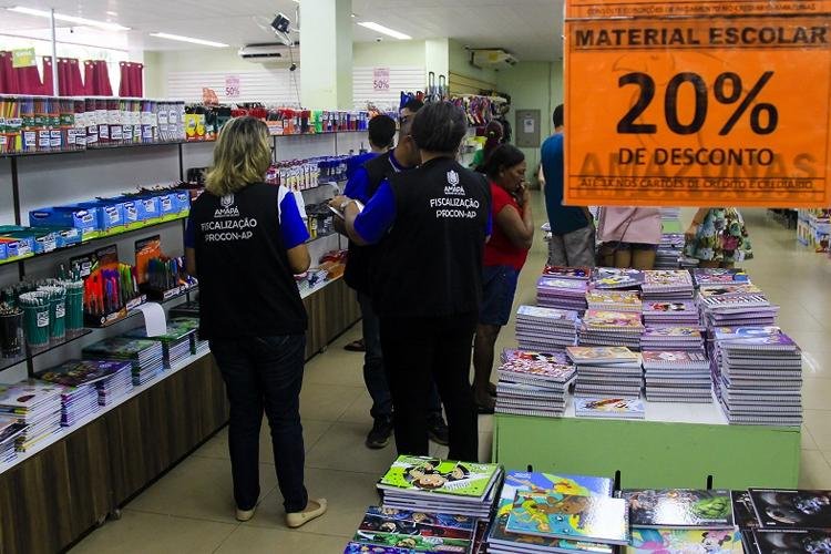 Procon divulga pesquisa de preço de material escolar e itens que não podem ser cobrados