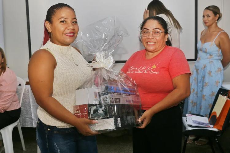 Governo do Amapá certifica mulheres e entrega kits profissionais para incentivá-las a empreenderem na área da beleza