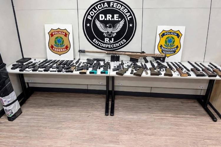 PRF e PF apreendem 11 fuzis e submetralhadora no Rio de Janeiro