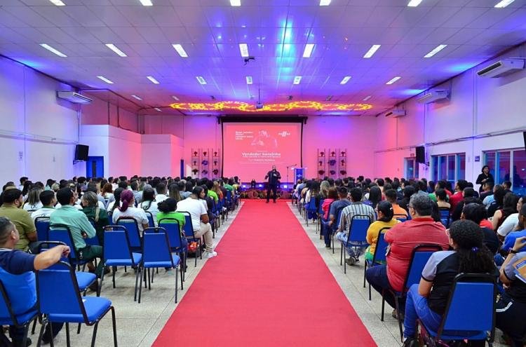 Seminário gratuito no Sebrae capacita empreendedores para Black Friday com especialista em vendas