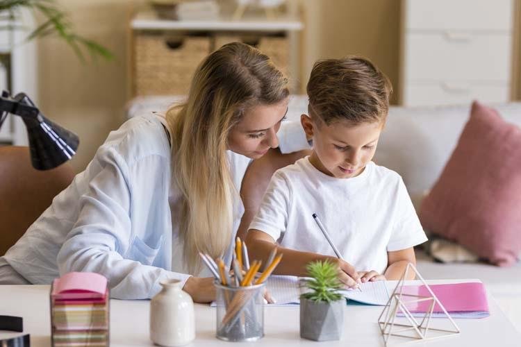 Investir na educação dos filhos é prioridade para a maioria das mães