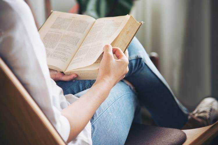 Saia do celular: No Dia do Leitor, veja 8 indicações de livros inspiradores