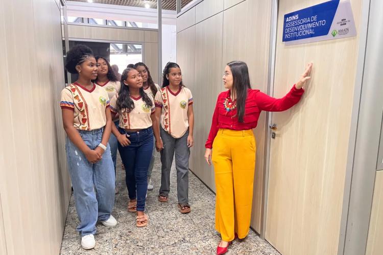 Governo do Amapá recebe estudantes de escola quilombola para conhecer políticas públicas de saúde e educação