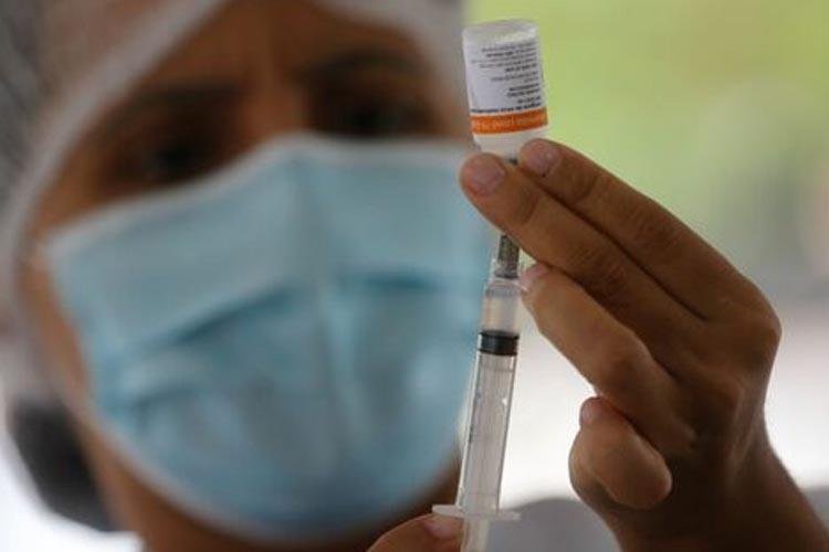 Saúde interrompe vacinação de gestantes com AstraZeneca