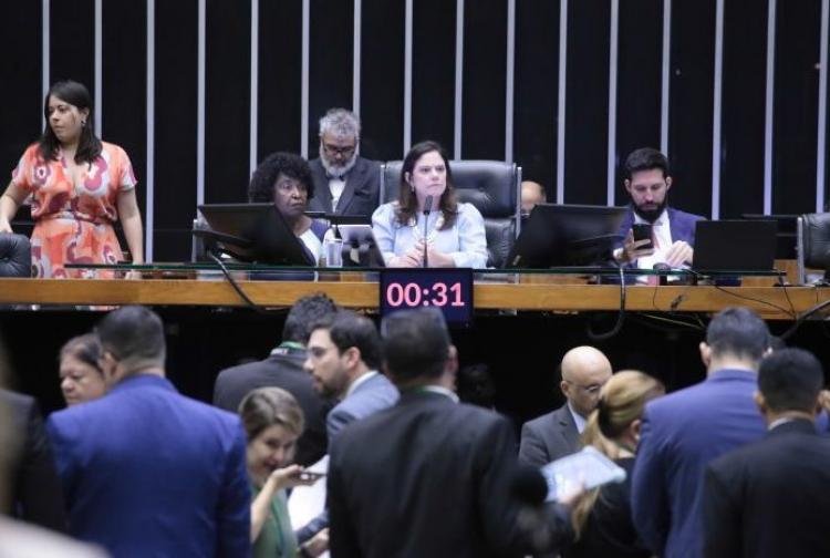 Câmara dos Deputados aprova 12 projetos para combater a violência contra a mulher 