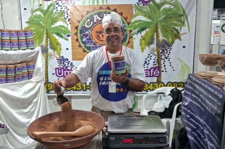 Empresário celebra chance de exportar café de açaí ao receber franceses na 53ª Expofeira do Amapá