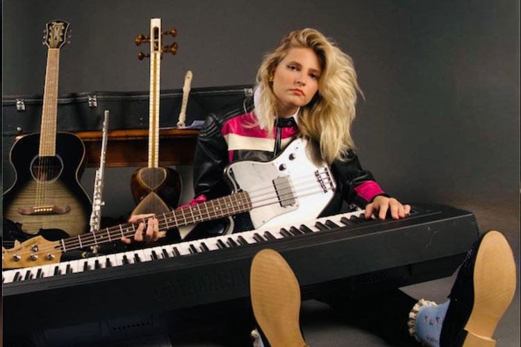 ANA SCHURMANN Conheça a cantora brasileira que despontou nas paradas internacionais!