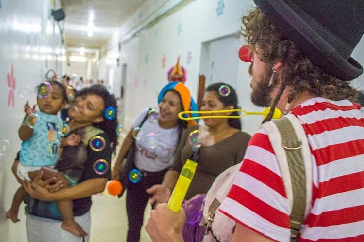 Com caracterizações extravagantes, voluntários levam música a crianças internadas no HCA