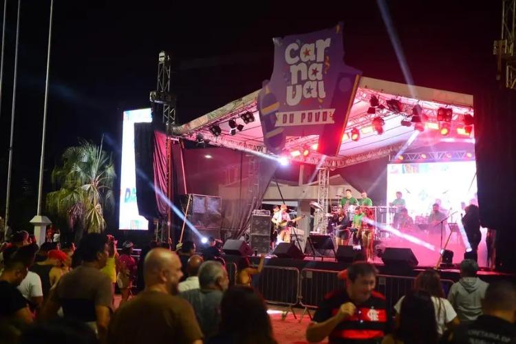 Carnaval do Povo reúne multidão de foliões em Macapá para uma festa em dose dupla, que misturou os ritmos amapaenses com o samba carioca