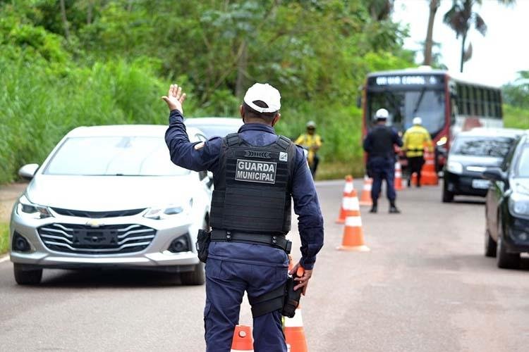 GUARDA MUNICIPAL FISCALIZA RODÍZIO DE VEÍCULOS NO BAIRRO PANTANAL