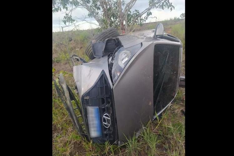 Carro capota na BR-156 ao desviar de buraco e deixa um passageiro com ferimentos leves