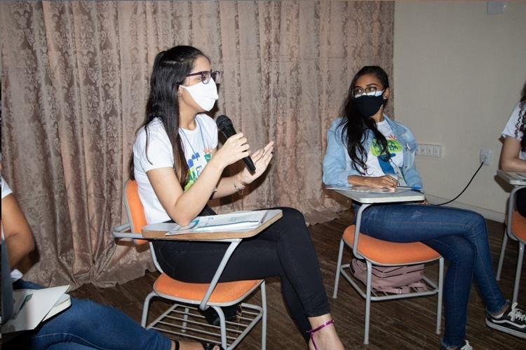 ‘Minha primeira menstruação foi na escola, sem ninguém para me ajudar’, diz jovem em roda de conversa sobre dignidade menstrual
