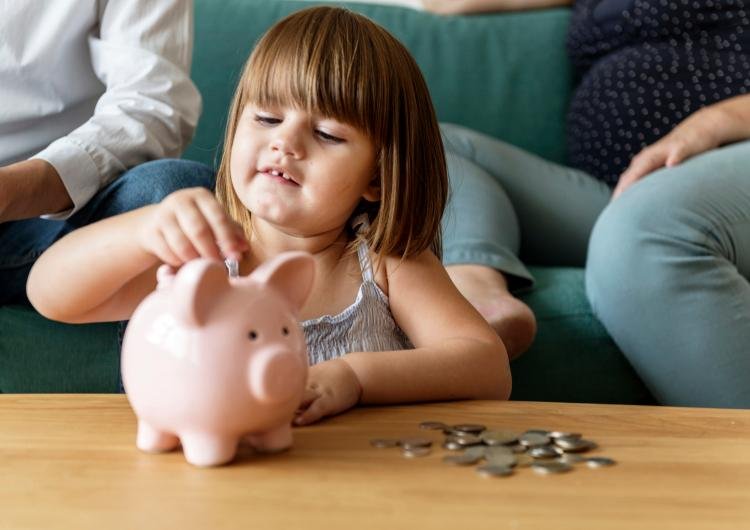 72% dos pais afirmam que não fazem investimentos ou poupança para os filhos, aponta Serasa