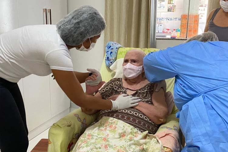 COVID-19: EQUIPES DA SEMSA VACINAM IDOSOS ACAMADOS DE MACAPÁ