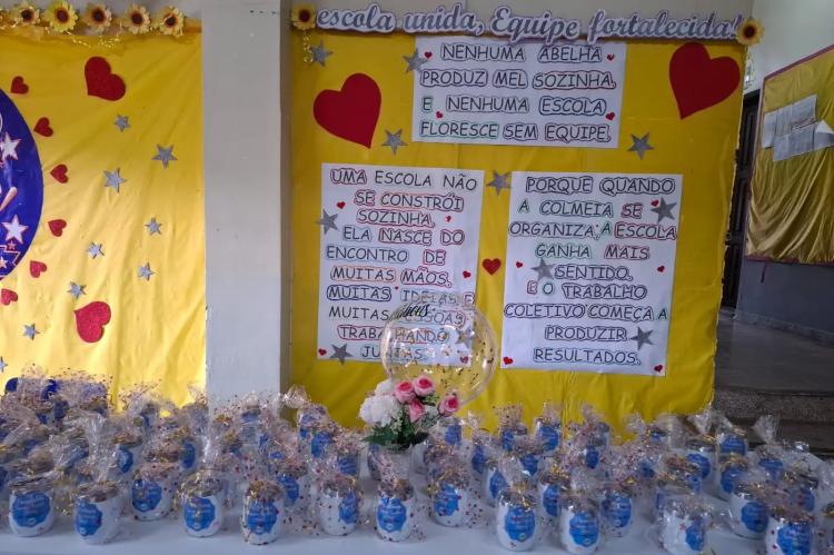 Escola Estadual Castro Alves homenageia professores e servidores públicos em Macapá