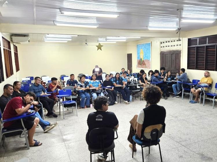 Clube de Leitura Cuir apresenta obra do poeta Thiago Soeiro em escola pública de Macapá
