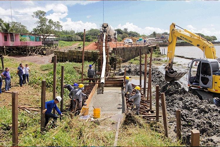 Muro de arrimo chega a 50% da obra e impede avanço do Rio Amazonas