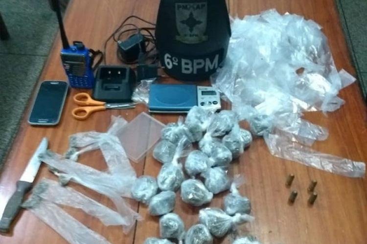 Jovem é presa em Macapá com drogas e rádio sintonizado na frequência da PM