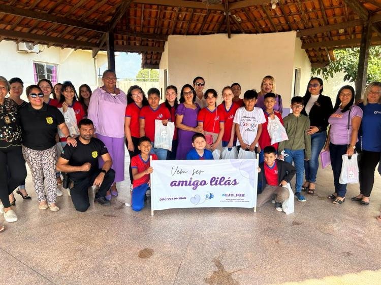Em Santana, alunos da escola Jardim de Deus realizam entrega de kits à mulheres vítimas de violência