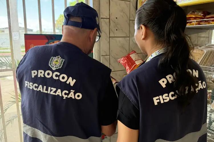 Após denúncias, Procon Amapá retira do mercado mais de 400 itens fora do prazo de validade, em Macapá