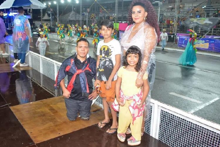 "Eu me sinto acolhido e dentro da festa", diz auxiliar administrativo no espaço de acessibilidade no Sambódromo de Macapá