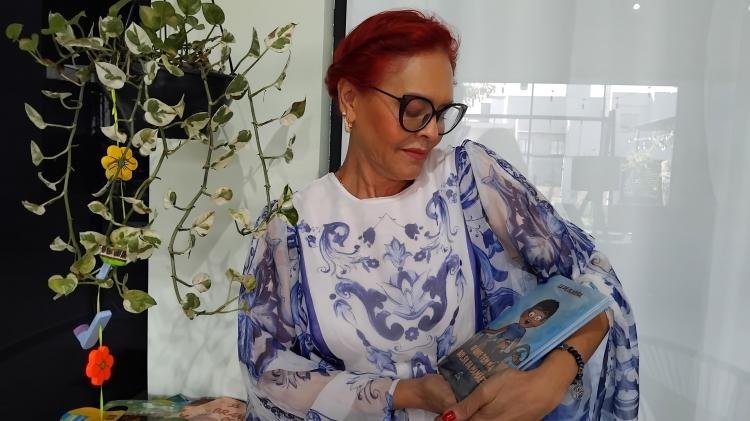 "O que tem na bolsa da mamãe?": Contadora de Histórias Lu de Oliveira lança seu primeiro livro infantil