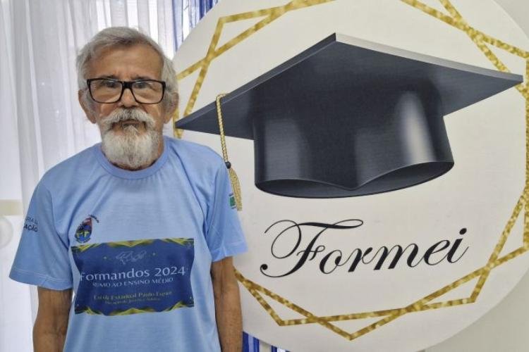 "Nunca é tarde para aprender", diz idoso na cerimônia de formatura da Escola Popular Paulo Freire	