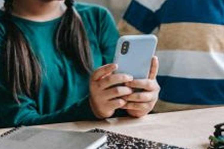 Como o uso excessivo de telas pode afetar o desenvolvimento do seu filho