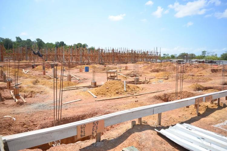 Governo do Amapá constrói nova maternidade porte 1 no município de Santana, obra está com mais de 50% de fundação concluída