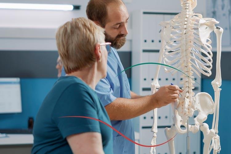 Com cerca de 10 milhões de casos no Brasil, osteoporose é uma condição grave e afeta mais mulheres e idosos