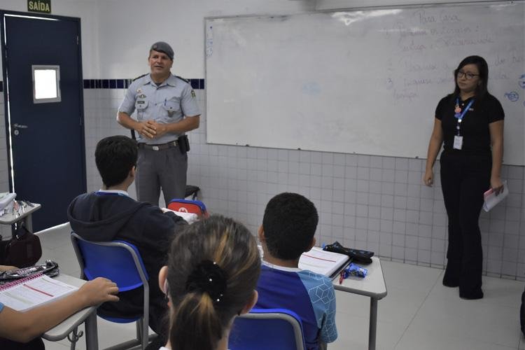 Alunos da Escola SESI Amapá recebem visita de representante da Polícia Militar para orientações sobre segurança