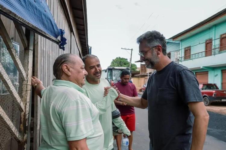 Governador Clécio acompanha requalificação asfáltica na Rua do Canal das Pedrinhas, na Zona Sul de Macapá