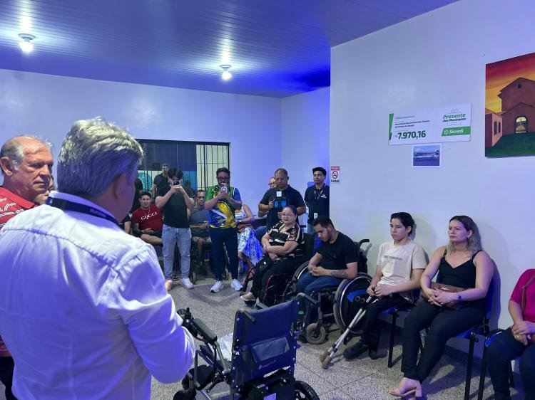 Grupo Equatorial entrega dez cadeiras motorizadas à ADFAP em Macapá