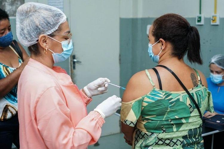 1ª, 2ª e 3ª dose da vacina contra a Covid-19 é ofertada nesta sexta-feira (8)