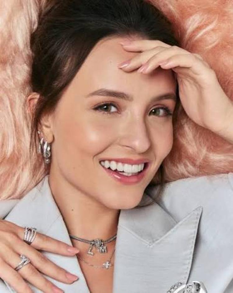 Marina Ruy Barbosa, Bruna Marquezine e IZA lideram ranking das famosas com as mãos mais bonitas do Brasil