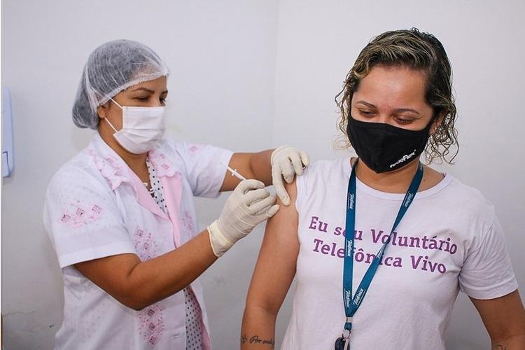 Vacinação contra a Covid-19 de pessoas com 41 anos continua neste sábado (03)
