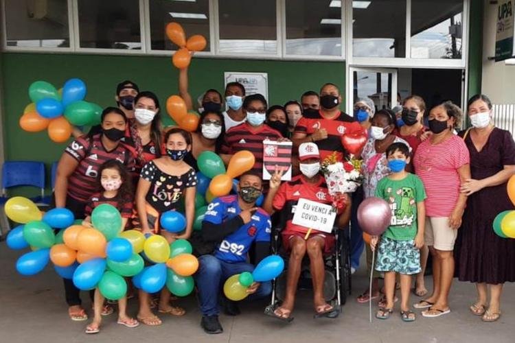 Pacientes curados de covid-19 comemoram alta na UPA da zona sul