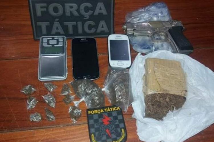 Adolescente é apreendido com drogas, celulares e simulacro de arma de fogo