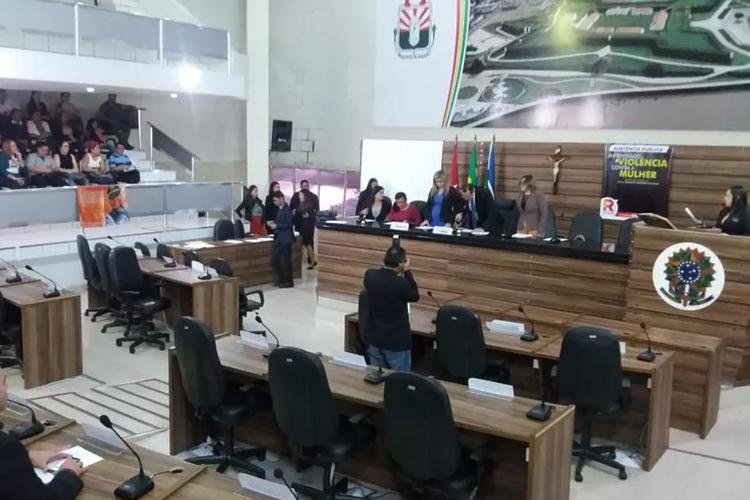Vereadores de Macapá derrubam veto de Clécio Luis sobre lei que proíbe motoristas de ônibus acumularem função de cobrador