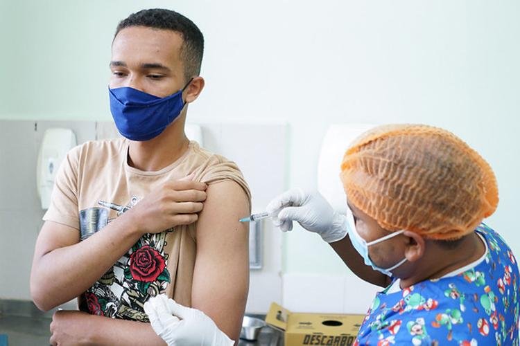 Vacinação contra a covid-19 continua por livre demanda nesta sexta-feira (10)
