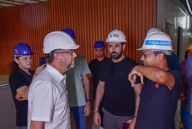 Clécio vistoria as três recepções do novo HE de Macapá, projetadas para organizar fluxo de pacientes e visitantes