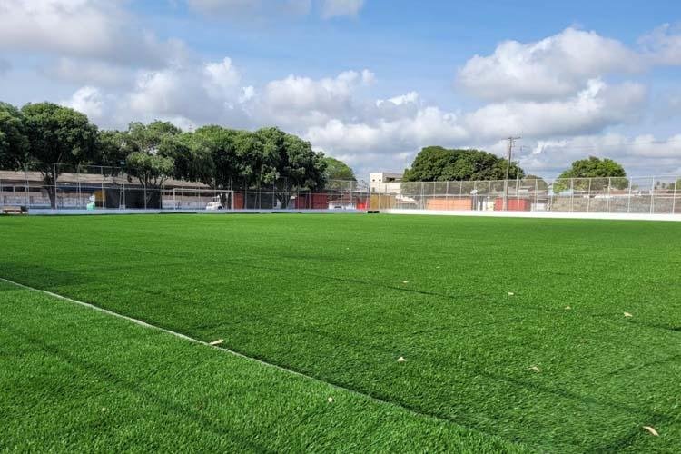 Palco do tradicional futebol macapaense, arena da praça Chico Noé começa a receber grama sintética