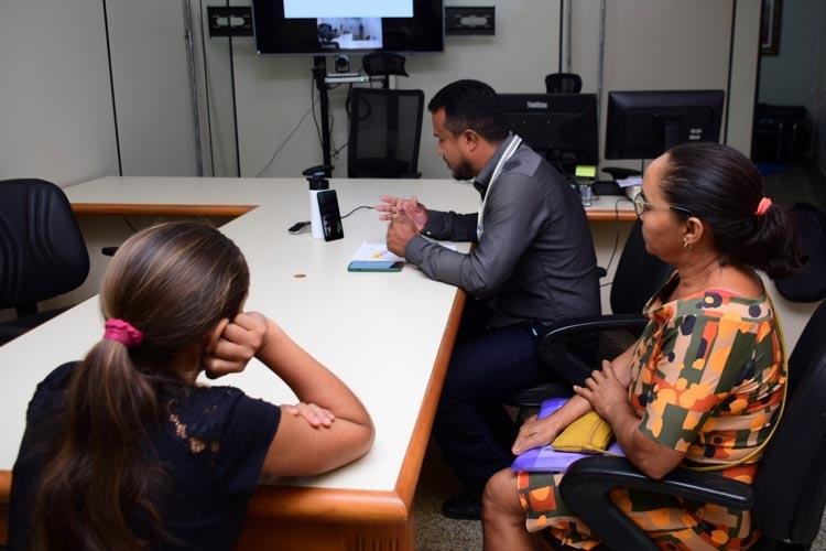 Em audiência de conciliação, avó consegue guarda de neta após morte da mãe da criança