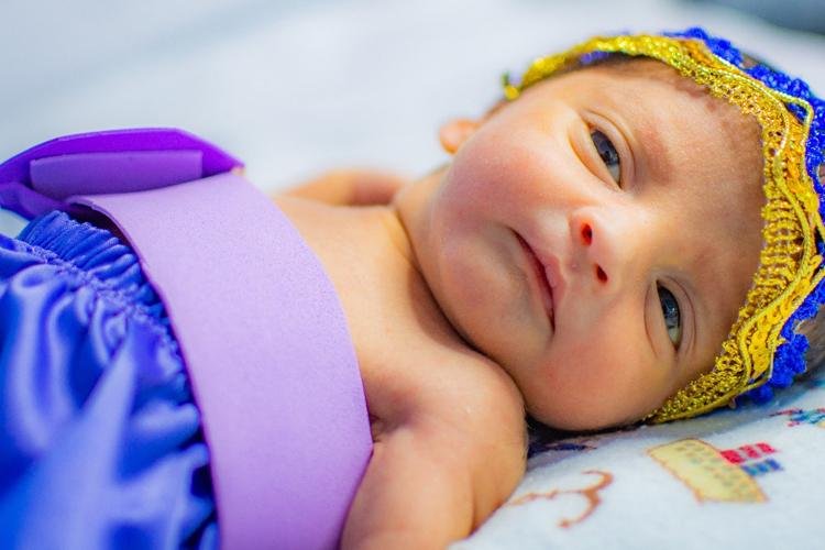 Bebês internados no Hospital Mãe Luzia protagonizam campanha da prematuridade neonatal