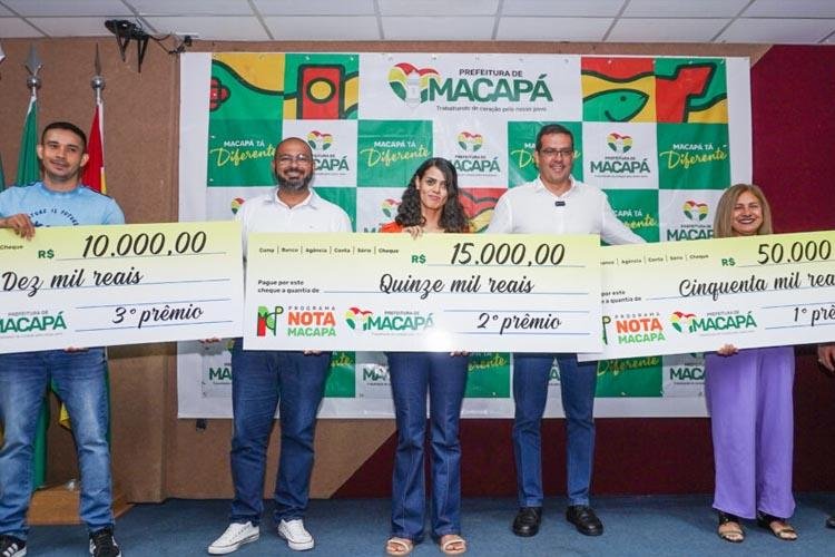 Prefeito entrega cheque simbólico aos sorteados no Programa Nota Macapá