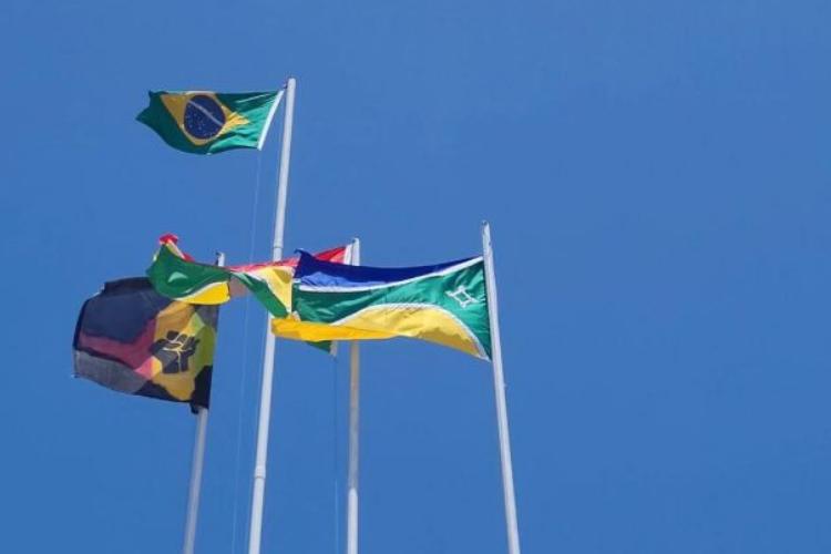 Momento histórico: bandeira símbolo da resistência negra do Amapá é hasteada pelo Governo do Estado em praça de Macapá