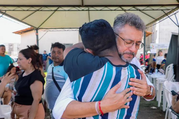 Entre cinzas e esperança, Governo do Amapá garante reconstrução a famílias atingidas por incêndio em Macapá
