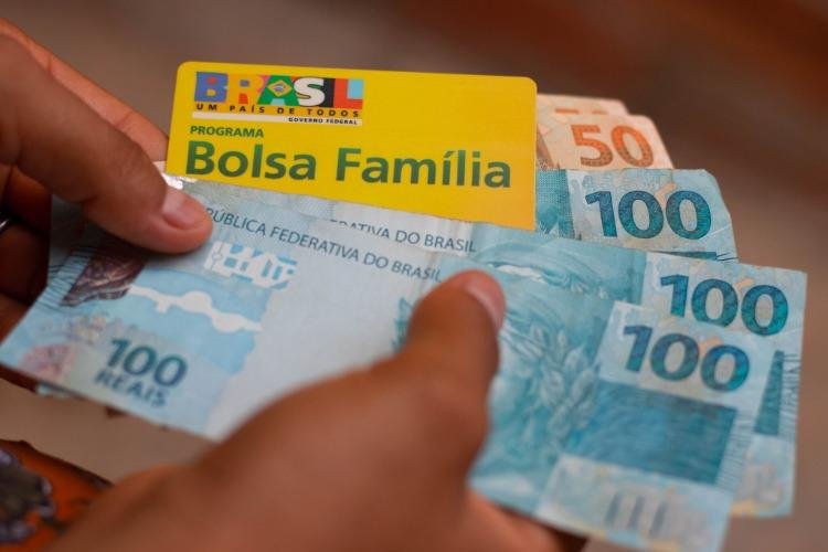 Presidente assina decreto que recompõe benefícios do Bolsa Família em 15%